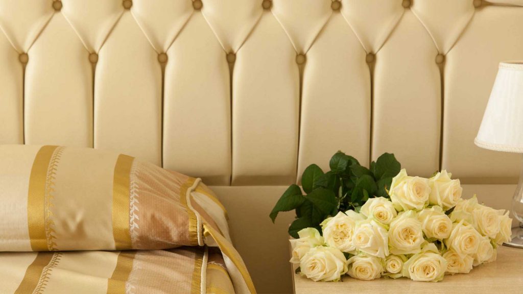 Letto camera classic con mazzo di rose gialle