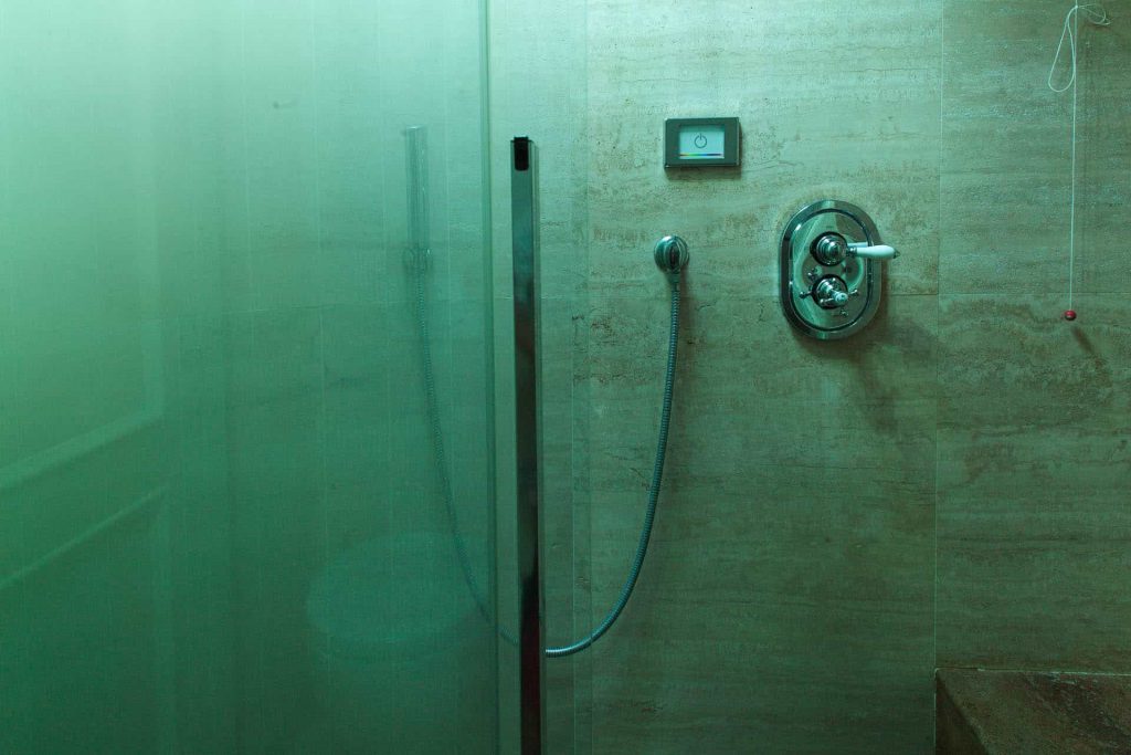 Doccia bagno camera superior con luce verde